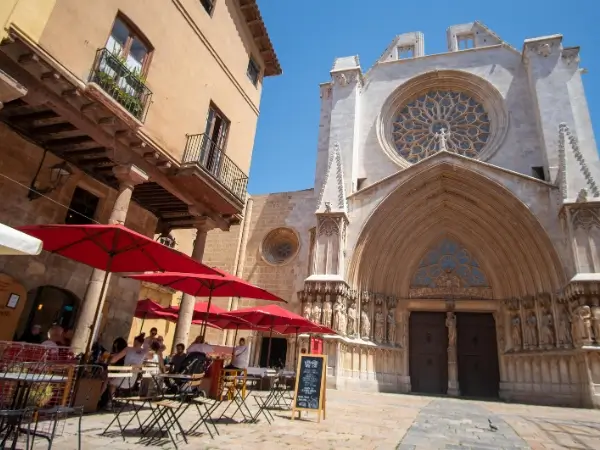 casabalcells-frente-a-la-catedral